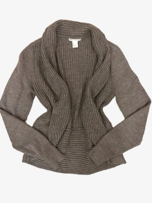 Söt kofta - Söt gråbeige ribbad kofta, perfekt för en mysig casual look!! Jättefin men aldrig använd