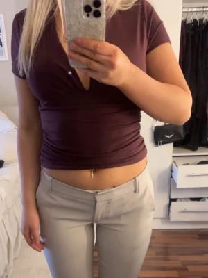 Mörklila croppad v-ringad topp - Snygg vinröd croppad topp med v-ringning och korta ärmar. Storlek xs 