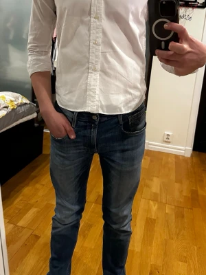 Vit Ralph lauren skjorta - Vit tröja från Ralph Lauren i 100% bomull, storlek 14 år. Personen på bilden är cirka 180 cm som referens. Tröjan är i mycket bra skick utan några defekter alls. Nypris ligger på 1100 kr. Måtten är: längd 66 cm, bröstvidd 59 cm och ärmlängd 54 cm.  Kolla gärna in profilen också, där finns flera märkeskläder och skor – du hittar säkert något mer som passar 😉💯 Hör av dig om du undrar något!