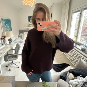 Mörklila oversized stickad tröja - Mysig oversized stickad tröja i mörklila färg. Tröjan har rund halsringning, långa ärmar och en avslappnad passform som passar perfekt till jeans. Enkel och stilren design utan synliga loggor eller mönster. Oversize psssar ca M❤️