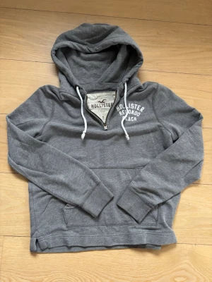 Vintage hollister quarter zip -  En riktigt fet hollister tröja! Sitter riktigt bra på och har fint skick. Skick:9/10 | modellen är 185cm lång. Pris 599 men kan diskuteras🤩🤩