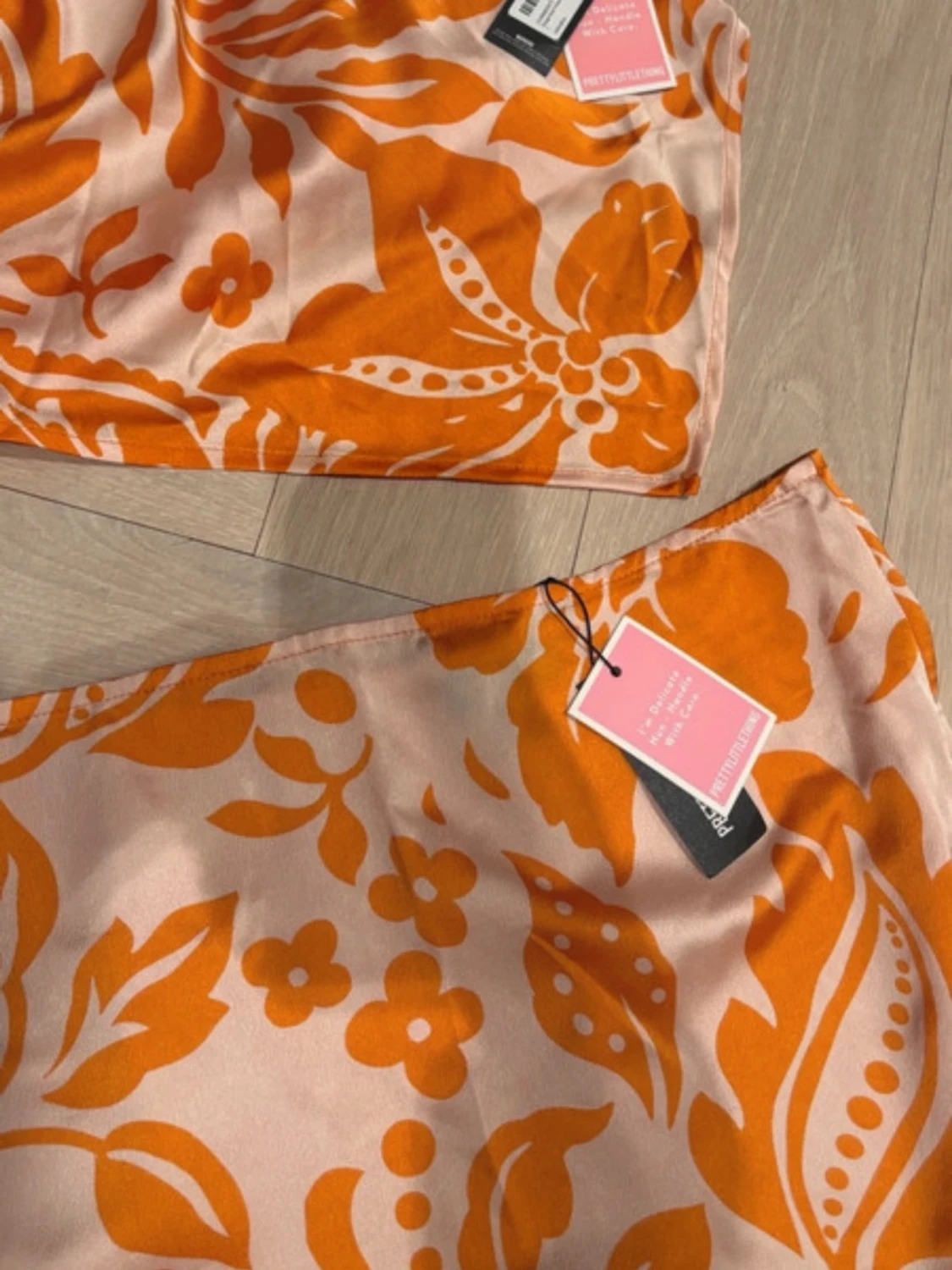 Orangevit halterneckklänning med slits - 5