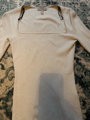 Beige ribbad topp från H&M - Säljer denna tröja från H&M med slit i armarna som inte kommer till användning längre. 