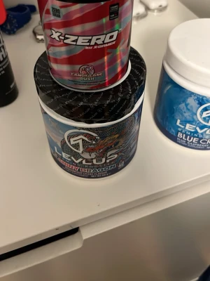 Kosttillskottspaket med kreatin & PWO och gymkort - Säljer ett paket med olika kosttillskott: MyProtein Impact Creatine med blå hallonsmak, Lexus Shiny Dragon PWO och X-Zero Candy Cane Rush. Perfekt för dig som tränar och vill boosta din prestation. Färgglada burkar och påse, smaker med fokus på bär och godis. Även gymkort en månad