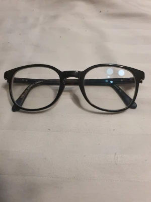 Gant glasögon  - Nypris 1995 kr hos specsavers. Osäker på om det är dam eller herr. Se skicket på bågarna på bilderna.
