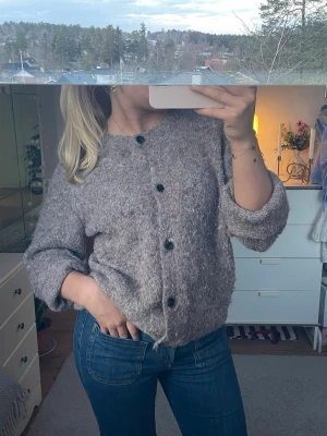 Kofta - Kofta från Nelly i ullbaldning. Storlek L men liten i storleken så snarare M