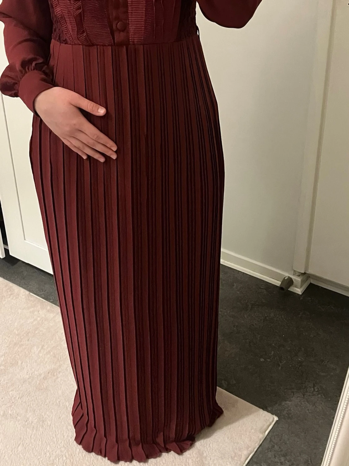 Vinröd långklänning med volangdetaljer