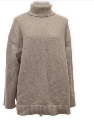 Mysig oversized tröja - Supermysig beige stickad polotröja i oversize-modell💞storlek S men kan passa andra storlekar beroende på vilket passform man vill ha❤️