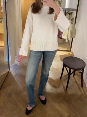 Jeans Zara - Jeans från Zara, med raka ben och medelhög midja. Storlek 34. I bra skick.