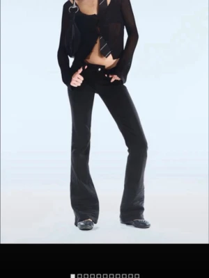 Svarta bootcut jeans - Säljer ett par svarta bootcut jeans med låg midja och klassisk femficksdesign. Säljer då dem var för långa för mig. Storleken är 25/34