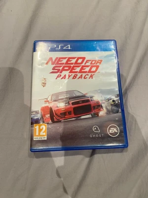 Need for Speed Payback PS4 spel - Need for Speed Payback till PS4 är ett actionfyllt racingspel där du kör snabba bilar genom häftiga miljöer. Omslaget är blått och spelet har en cool design med en röd sportbil på framsidan. Perfekt för dig som gillar fart och adrenalinkickar.