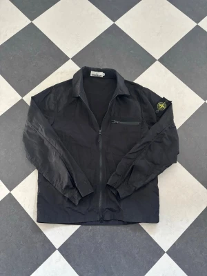Stone Island Jacka - Säljer denna tunna Stone Island jacka som passar perfekt nu när det börjar bli varmare ute!  Storlek M men passar även S. Personen på bilden är 175. Skriv vid frågor och funderingar!