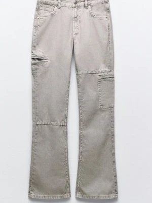 Beige cargobyxor från Zara - Säljer ett par beige cargobyxor från Zara med flare utsvängning. och flera fickor, inklusive en stor sidficka och detaljerade sömmar. Byxorna har en tight passform. 