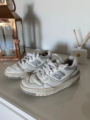 New Balance 550 i strl 36 - Ett par grå-vita New Balance 550 i strl 36. Välanvända och har lite skavanker, finns även lite stenar att pilla bort under för den händige, om man vill de, därav priset. Kan fraktas eller möts upp i Göteborg.