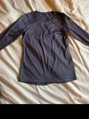 Träningströjor   - 2!! långärmade samma storlek samma modell samma färg  1 kortärmad Samma färg  Dem är i fint skick, tror storleken är Xs/S  Den har försvunnit i tröjan men kortärmade är S Det är en lite lila/ grå aktig färg