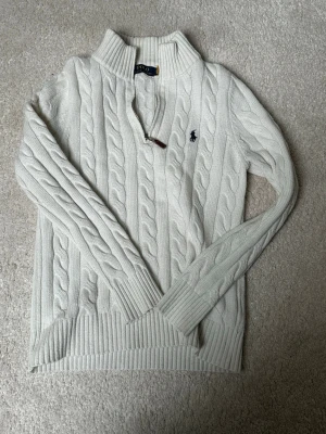 Ralph louren kabelstickad zip hoodie - |ralph louren zip tröja| |fint skick| | storlek S | nypris: ca 2000 | skriv för fler frågor och bilder så finns jag redo| mvh Liam😇👍🏽