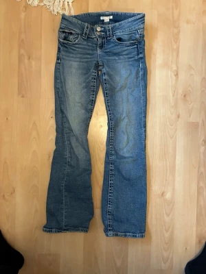 Lågmidjade jeans från gina - Säljer ett par lågmidjade ljusblåa jeans från Gina tricot. De är i storlek 146 och mycket bra skick! Säljer då de är för små för mig. Pris kan diskuteras.
