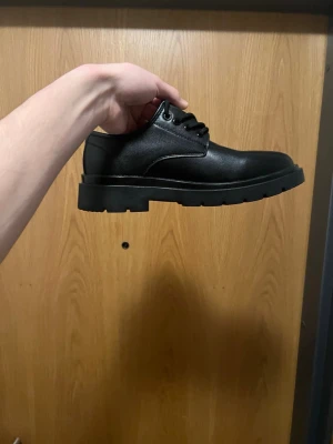 Fina skor - Använd 2 gånger, nysko lukten är kvar,    Passar 41 eftersom den är stor i storleken 