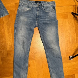 Replay Anbass jeans - Säljer ett par blå jeans från Replay, modell Anbass. Slim fit  Jättbra skick 9/10 endast använda 2 ggr 