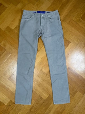 Special edition Jacob Cohën Nya  - Special edition Jacob Cohën Jenans storlek 32 helt nya med med tags inga fläckar eller nått nypris 9000kr grå beige färg 