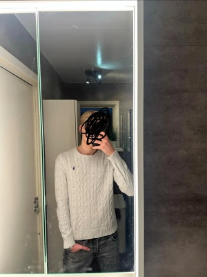 Stick Ralph Lauren  - En riktig snygg stickad Ralph Lauren. Tröjan är i väldigt bra skick utan defekter. Skriv vid frågor och kolla gärna in min profil för fler tröjor och kläder:) Vid köp av fler plagg kan ett paketpris fixas. ❗️Pris kan diskuteras vid snabb affär!❗️