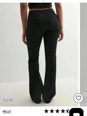 Svarta bootcut jeans från Nelly - Snygga svarta bootcut jeans från Nelly med låg midja. Inga defekter, säljer då de inte kommer till användning!🥰
