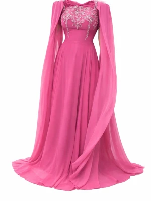 Lång rosa klänning med spetsdetaljer Le rich - Elegant långklänning i stark rosa med transparenta, svepande ärmar och vackra silvriga spetsdetaljer över bysten. Klänningen har markerad midja och ett flytande fall i kjolen. Perfekt för bal eller festliga tillfällen. Köpte men fick aldrig tillfälle att använda, nu passar den inte längre därav säljer jag. 