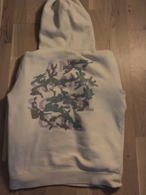Vit hoodie från Anti Social Social Club - Vit hoodie från Anti Social Social Club limited editions, vill gärna bli av med den inget fel på den.  Skriv för fler frågor 😊