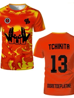 Orange sporttröja med tryck - Snygg sporttröja i orange med gulröda mönster och svart tryck framtill. Tröjan har rund halsringning, korta ärmar och tryck med text och handmotiv på framsidan. På baksidan står det TCHIKITA, siffran 13 och DORETDEPLATINE i svart.