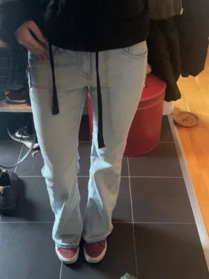 Ljusblå raka jeans - Säljer ett par ljusblå jeans med rak passform och klassisk femficksdesign. Jeansen har normal midja och är tillverkade i denim. Perfekta för en avslappnad och trendig look. har sprättat upp de längst ned 💓💓