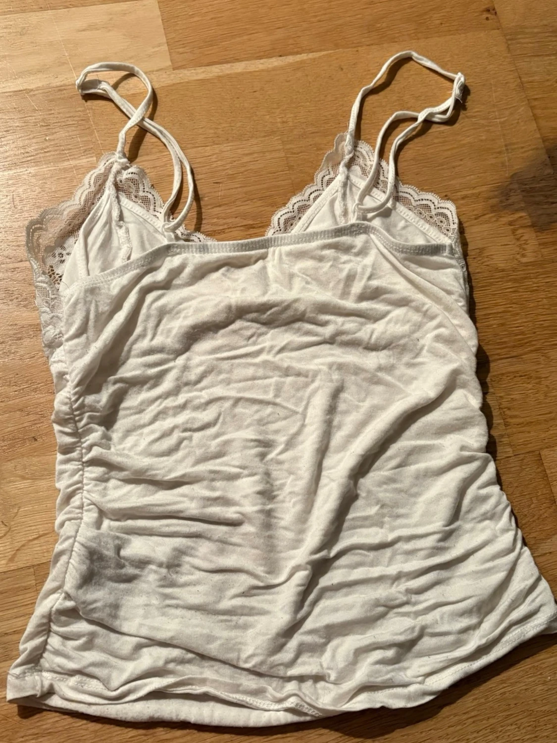 Vit spetslinnetopp med rosett - 1