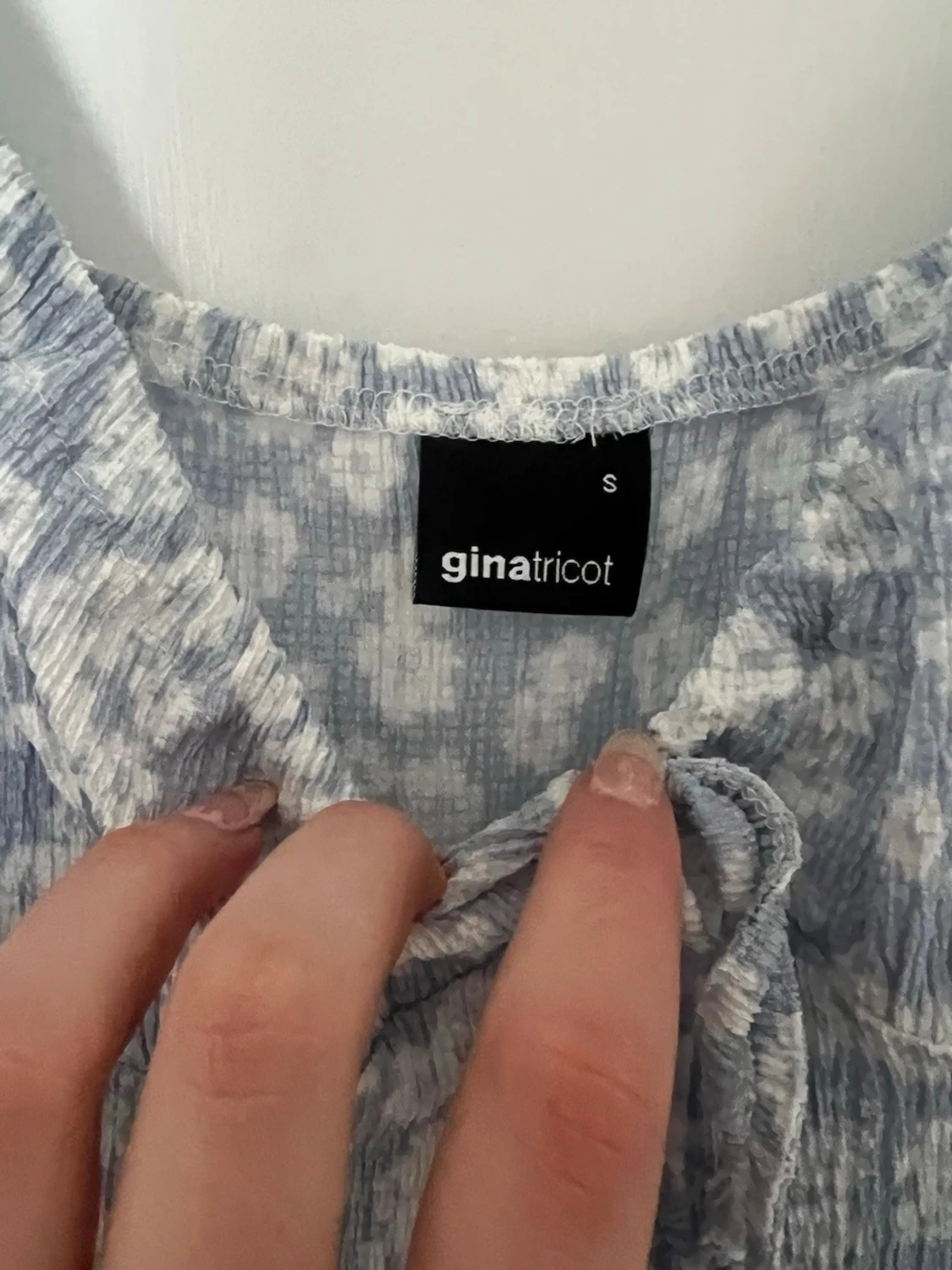 Blå blommig kortklänning med puffärm - 2