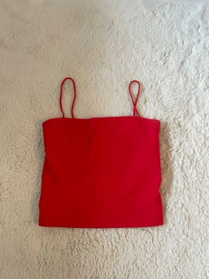 Röd bandeau topp med smala band - Trendig röd bandeau topp från Gina Storlek S