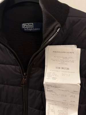 Svart cardiganjacka från Polo Ralph Lauren - Snygg svart cardiganjacka från Polo Ralph Lauren. Mycket bra skick, kvitto från Ralph lauren butik finns! Vid fler frågor, skriv gärna privat // AR