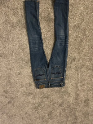 Blå jeans från Nudie Jeans - Passar slim på cirka 150 cm - det finns ett litet litet hål ungefär mellan benen men är osynligt med byxorna på 