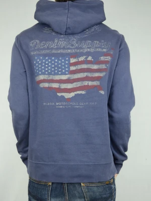 Ralph Lauren USA denim & Supply hoodie  - RALPH LAUREN DENIM & SUPPLY HOODIE Storlek : M Passform : Normal Användning : Hoodien är i ett väldigt fint skick utan defekter Nypris : Cirka 2500SEK Modellen på bilden : 182CM och väger 77KG