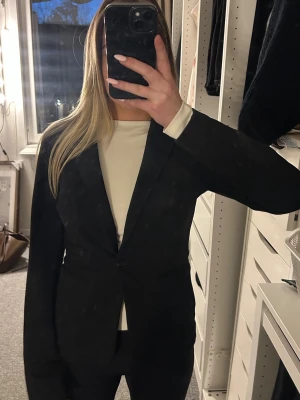 Svart figursydd kavaj - Endast använd vid ett tillfälle. Storlek Xs från saint tropez. 