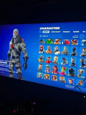 Fortnite konto med många skins - Säljer min sons gamla konto med massa gubbar och saker.🙌🏼☺️vet inte riktigt värdet på kontot men tycker att 400 verkar vara bra.kontot har även battelpass den här sesongen.Skriv vid intresse eller vill ha fler bilder så löser jag.🤗👍