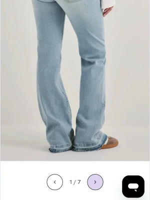 Ljusblå bootcut jeans - Supersnygga ljusblåa bootcut jeans från Nelly helt oanvända! Dom är förkorta för mig men såå fina jeans! Ny pris 600 kr