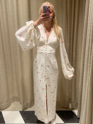 Adoore klänning - Så himla fin klänning🩷helt ny, kom aldrig till användning🥰jag är 175 cm lång för referens och brukar ha xs/s