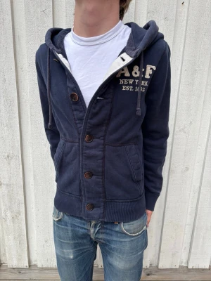 ABERCROMBIE & FITCH CARDIGAN - En extremt snygg vintage cardigan från en av kollektionerna hos Abercrombie & Fitch som inte produceras längre! Hör av dig vid frågor!
