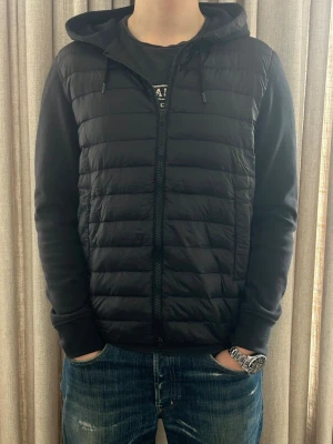 Herno cardigan - 48 - Mycket bra skick, inga defekter. Storlek 48 vilket motsvarar ungefär en S . Modellen på bilden är ca 180 cm lång. Har du frågor tveka då inte på att höra av dig🙌