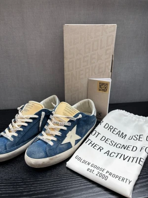 Golden Goose sneakers - Säljer ett par välvårdade golden goose sneakers i helt nyskick, Box, dustbag & kvitto följer med. Bara hojta till om ni undrar över något🫡 Köpta för 4699kr nypris (Självklart prutbart) 