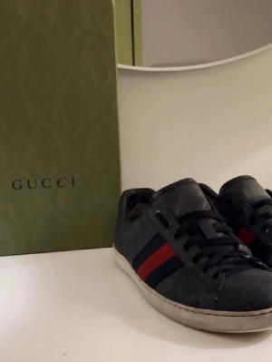 Gucci ace skor - Säljer nu dessa riktigt feta svarta Gucci ace skor samt Gucci lådan som hänger med, dom är i bra skick och jag är öppen för vissa prutningar dock inga skambud, skriv till mig om ni har några som helst funderingar eller frågor!🤝⭐️🍾Ena sulan är lite sönder i framkant men det är då innersulan!