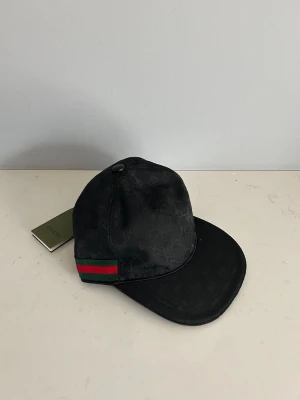 Gucci keps  - Gucci keps i storlek M/58, mycket fint skick, tags finns kvar, priset kan diskuteras vid snabb affär så kom gärna med bud! 