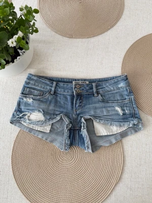 Tally weijl lågmidjade jeansshorts  - Storlek 36(S). Rakt över midjemått: 38cm. Sista bilden är endast för att visa förväntad passform! Skickas inom 24h. Se liknande plagg i min profil! A7