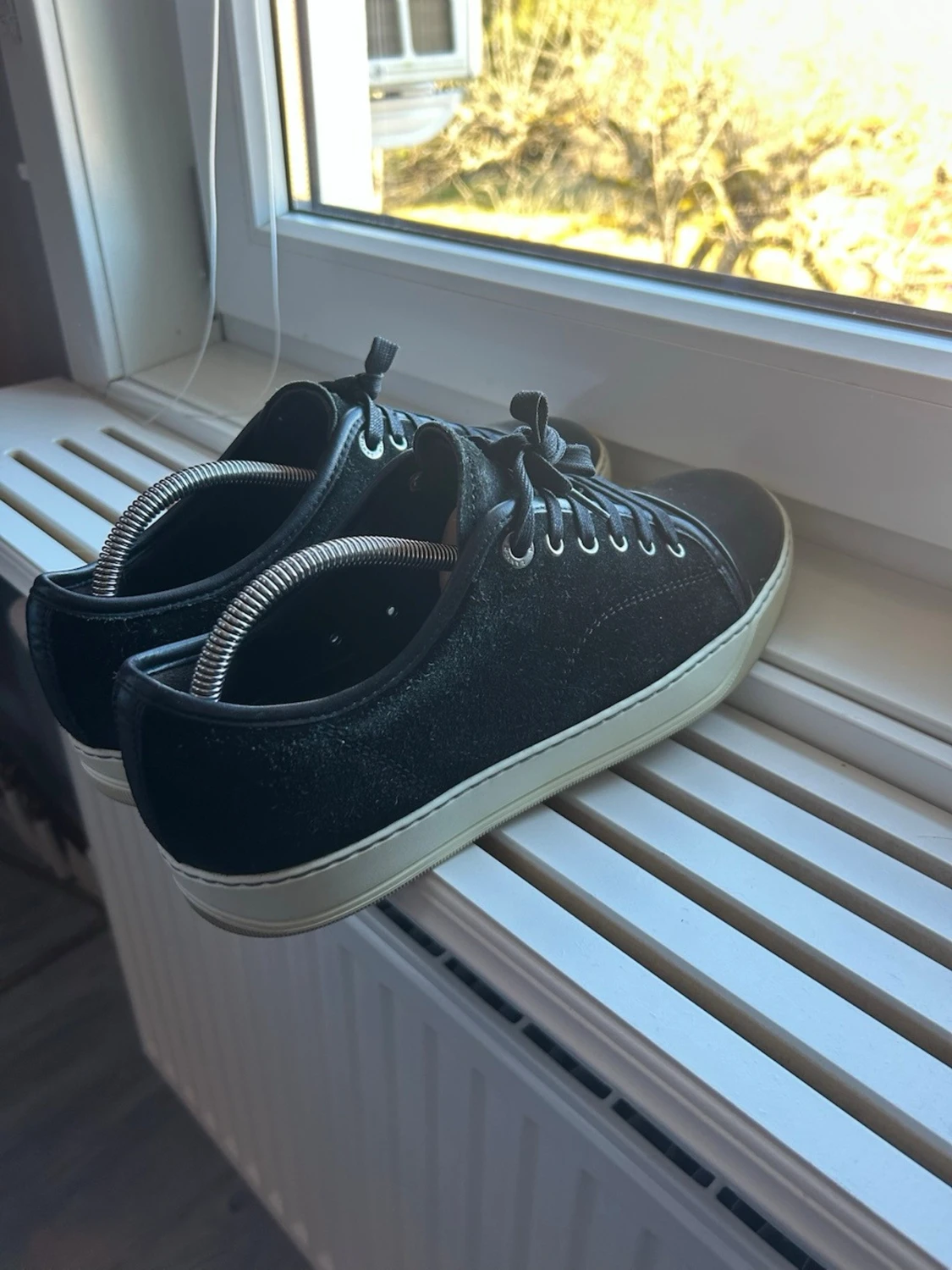 Svarta sneakers med glans  - 3
