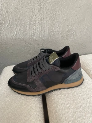 Valentino Rockrunners - Valentino Rockrunners i en riktigt schysst färg. Storlek 42 men är lite stora i passformen skulle jag säga. Skick 8/10, det syns att de är använda men inte mer än så.