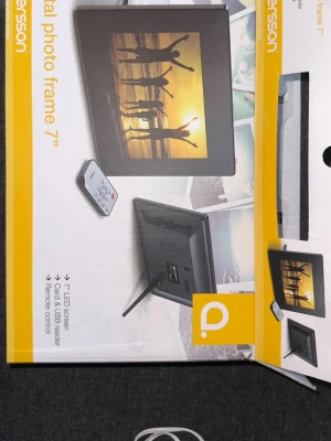 Digital fotoram Andersson 7 tum - Snygg digital fotoram från Andersson med 7-tums LED-skärm. Svart ram i plast, stödben baktill och tydlig display. Har plats för SD-kort och USB, samt fjärrkontroll för enkel styrning. Perfekt för att visa dina favoritbilder digitalt.