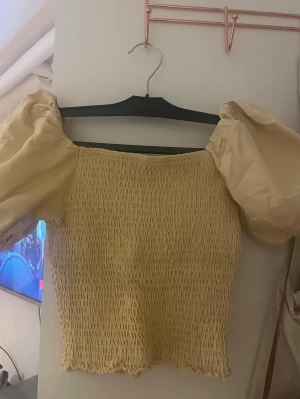 Gul puffärm topp med smock - Gul topp använd få gånger.